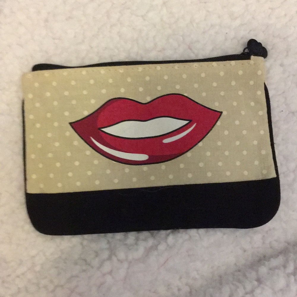 Adorable lips pouch!